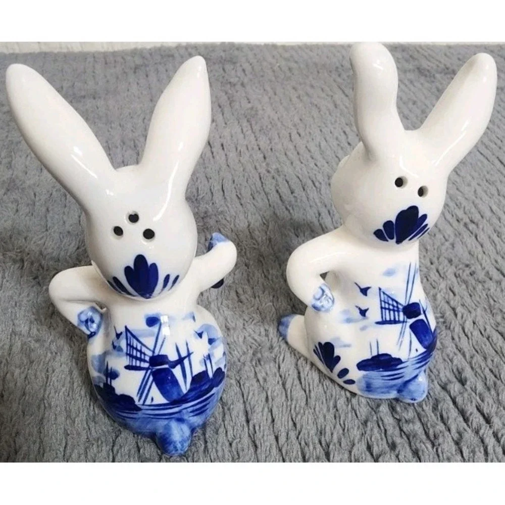 Vintage Bunny Rabit Salt And Pepper Shakers‎ Unmarked White Blue Ceramic